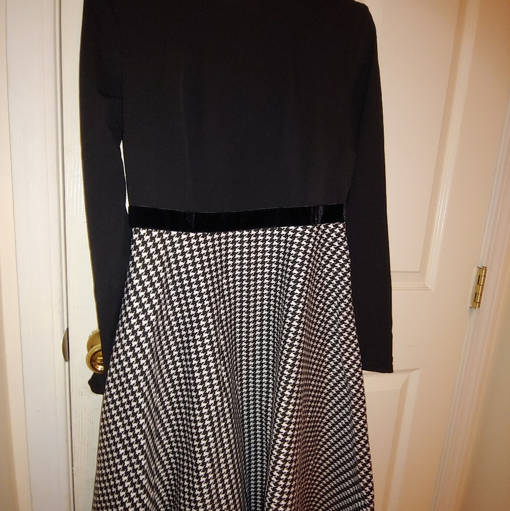 Black and White Modest Dress - Picture 3 of 6